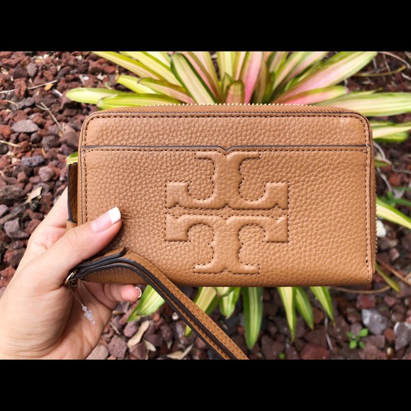 Tory Burch Handbags - Gaby’sBags👜💕Tory BurchT Logo Phone Wristlet Bark